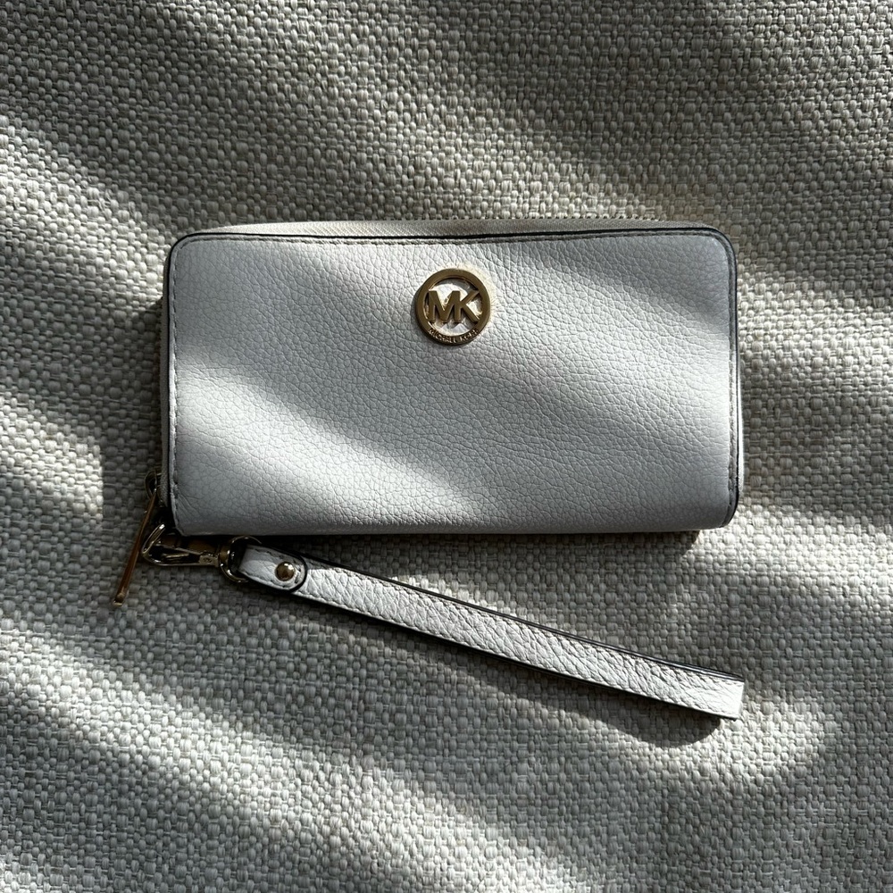 Michael Kors Cream Wallet with strap - Picture 2 of 4